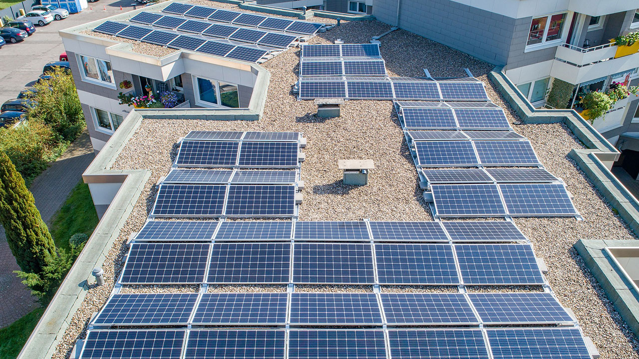 Photovoltaikanlage auf dem Dach eines Mehrfamilienhauses